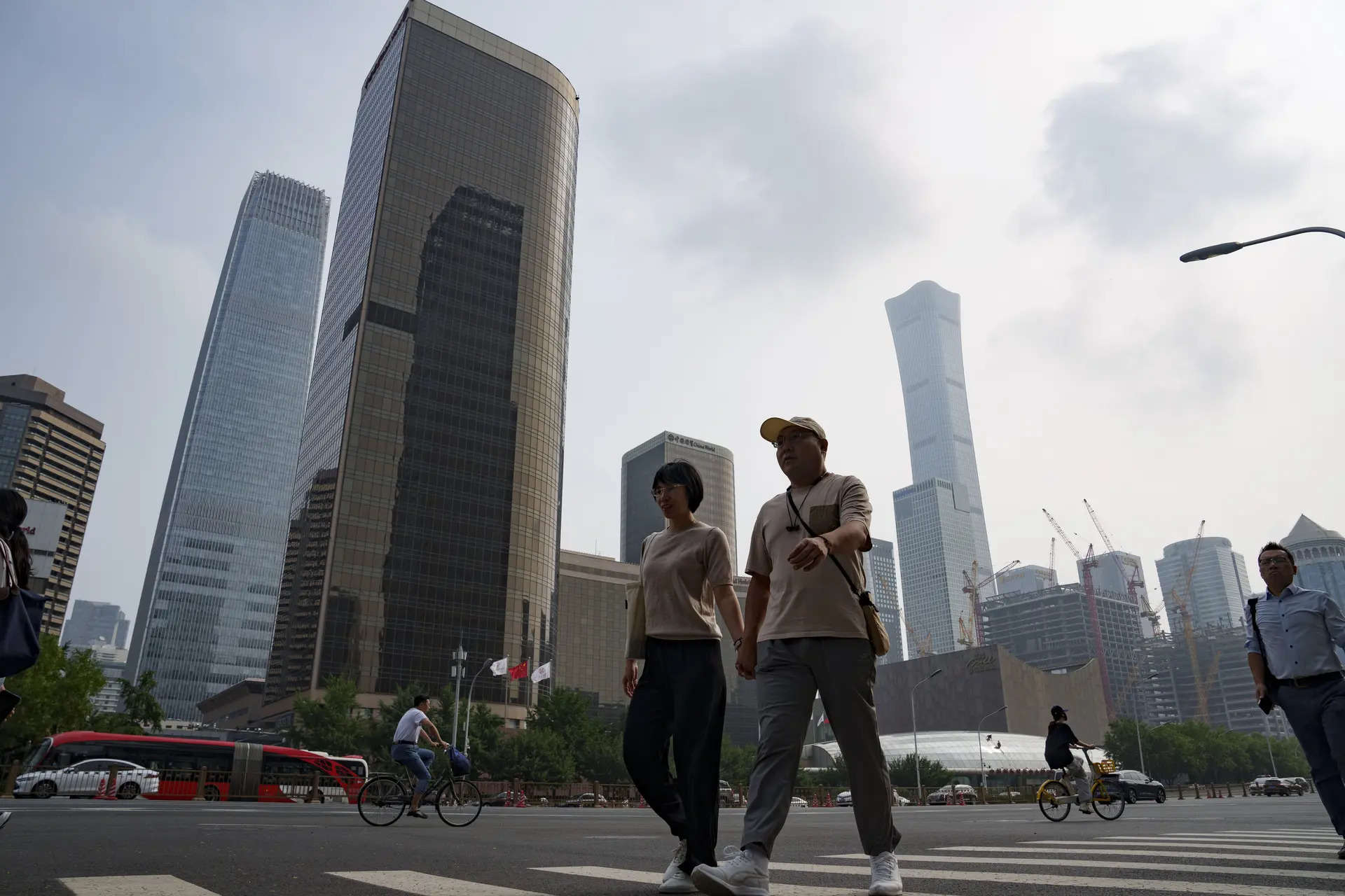 China’s growth slows to 4.7% as weak retail sales drag economy China’s growth slows to 4.7% as weak retail sales drag economy