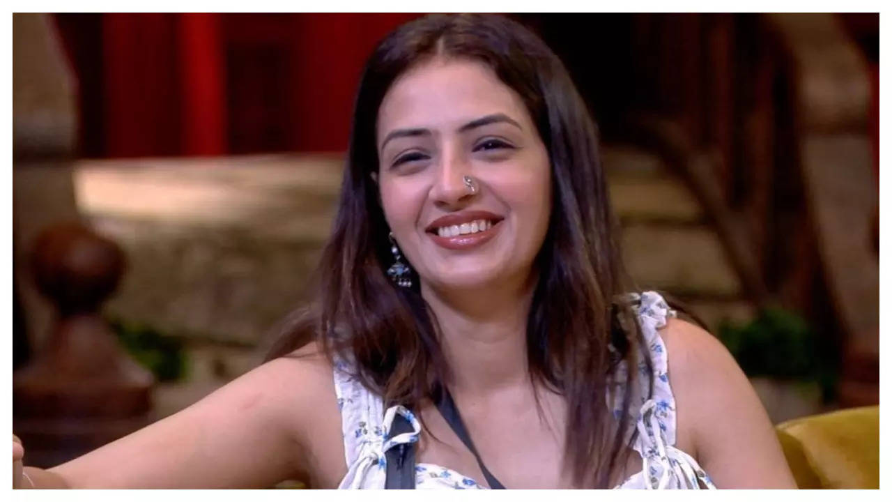 Exclusive – Bigg Boss OTT 3’s Chandrika Dixit aka Vadapav girl on her viral video of earning Rs 40 k per day; says ‘Pichhle do saalon mein maine bahut struggle kiya’ Exclusive – Bigg Boss OTT 3’s Chandrika Dixit aka Vadapav girl on her viral video of earning Rs 40 k per day; says ‘Pichhle do saalon mein maine bahut struggle kiya’