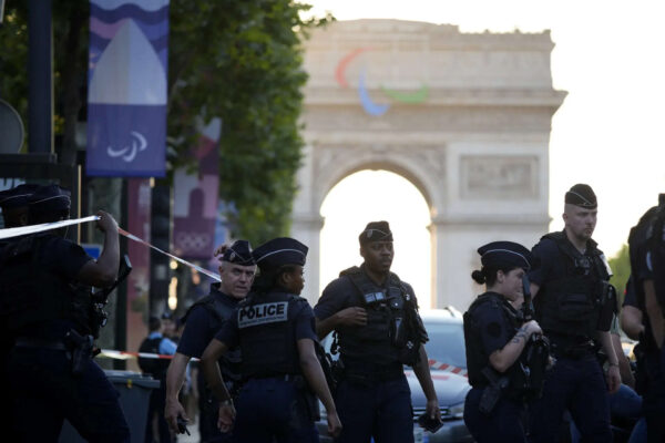 Paris knife attack: Police officer wounded; attacker killed Paris knife attack: Police officer wounded; attacker killed