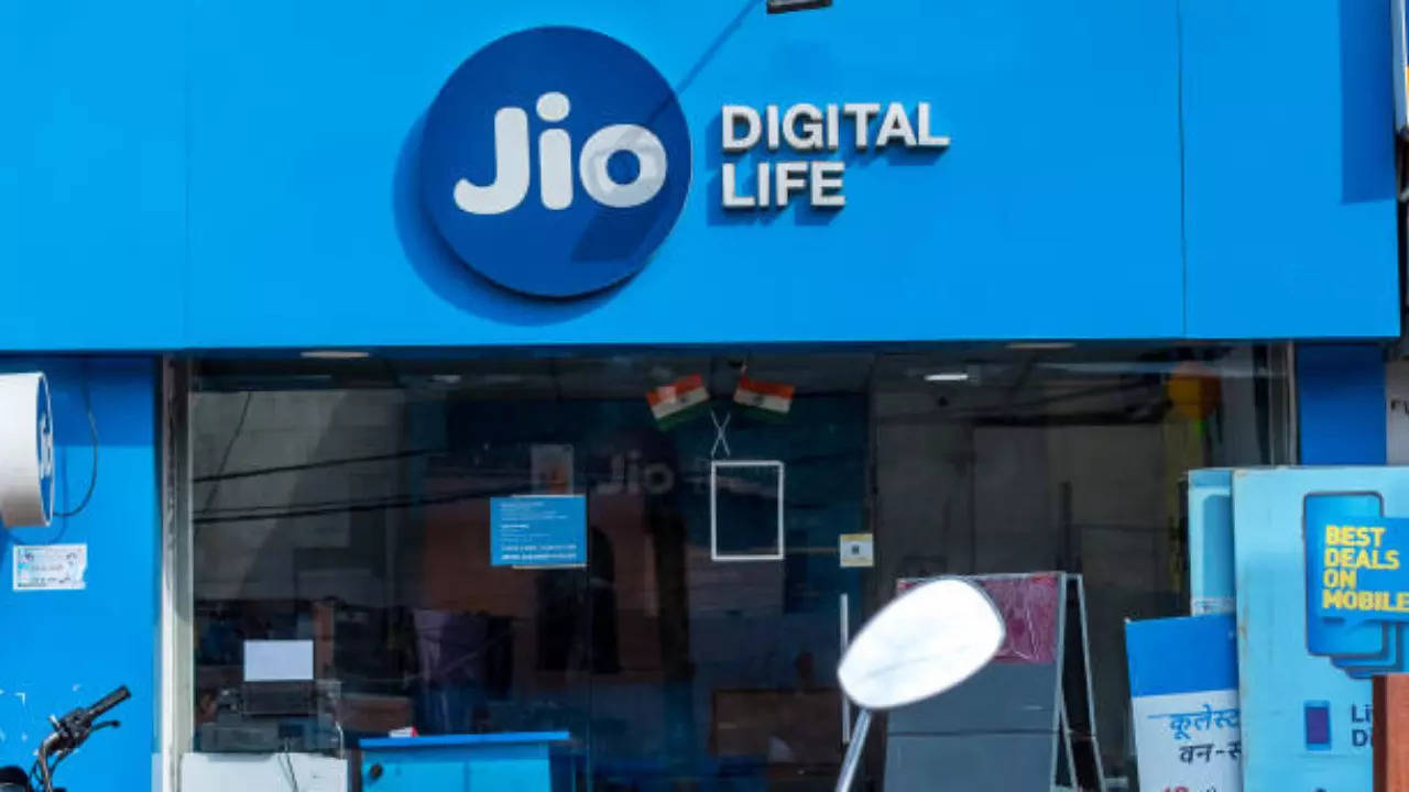 Reliance Industries Q1 profit misses estimates Reliance Industries Q1 profit misses estimates