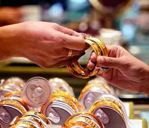 Gold cheaper by Rs 4,000 in a day, bad news for smugglers Gold cheaper by Rs 4,000 in a day, bad news for smugglers