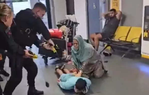 Police Brutality: Manchester Airport Violence: Officer suspended, social media enraged, former MET chief blames ‘racism’ | World News Police Brutality: Manchester Airport Violence: Officer suspended, social media enraged, former MET chief blames ‘racism’ | World News