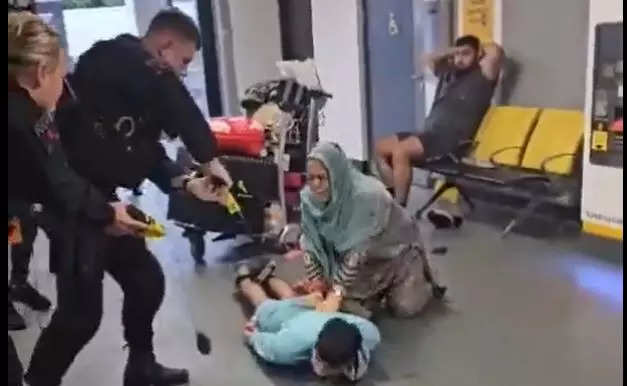 Police Brutality: Manchester Airport Violence: Officer suspended, social media enraged, former MET chief blames ‘racism’ | World News Police Brutality: Manchester Airport Violence: Officer suspended, social media enraged, former MET chief blames ‘racism’ | World News