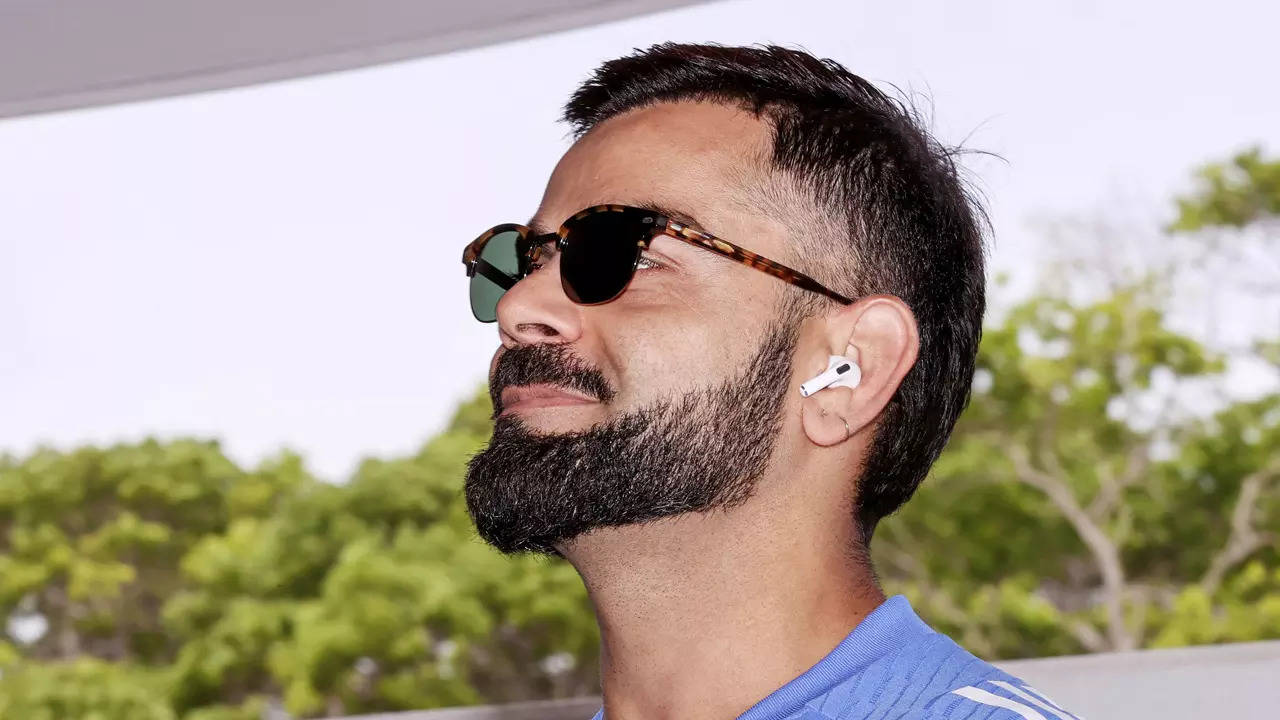 Virat Kohli arrives in Sri Lanka, delights fans with memorable photo moments – Watch | Cricket News Virat Kohli arrives in Sri Lanka, delights fans with memorable photo moments – Watch | Cricket News