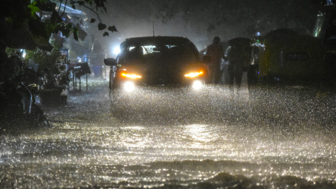 IMD issues red alert for Delhi NCR after heavy rains, several flights diverted | India News IMD issues red alert for Delhi NCR after heavy rains, several flights diverted | India News