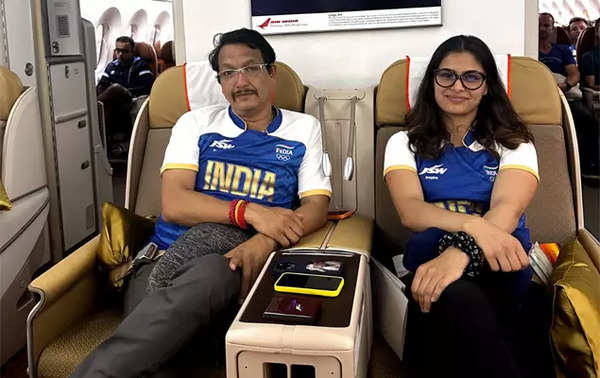 Manu Bhaker: Manu Bhaker arrives home to heroic welcome after historic feat at Paris Olympics – Watch | Paris Olympics 2024 News Manu Bhaker: Manu Bhaker arrives home to heroic welcome after historic feat at Paris Olympics – Watch | Paris Olympics 2024 News