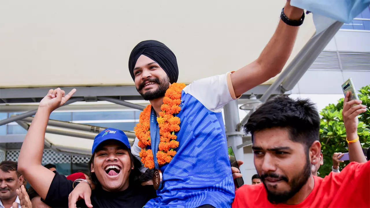 Paris Olympics medallist Sarabjot Singh welcomed to the beat of dhols at Delhi airport – Watch | Paris Olympics 2024 News