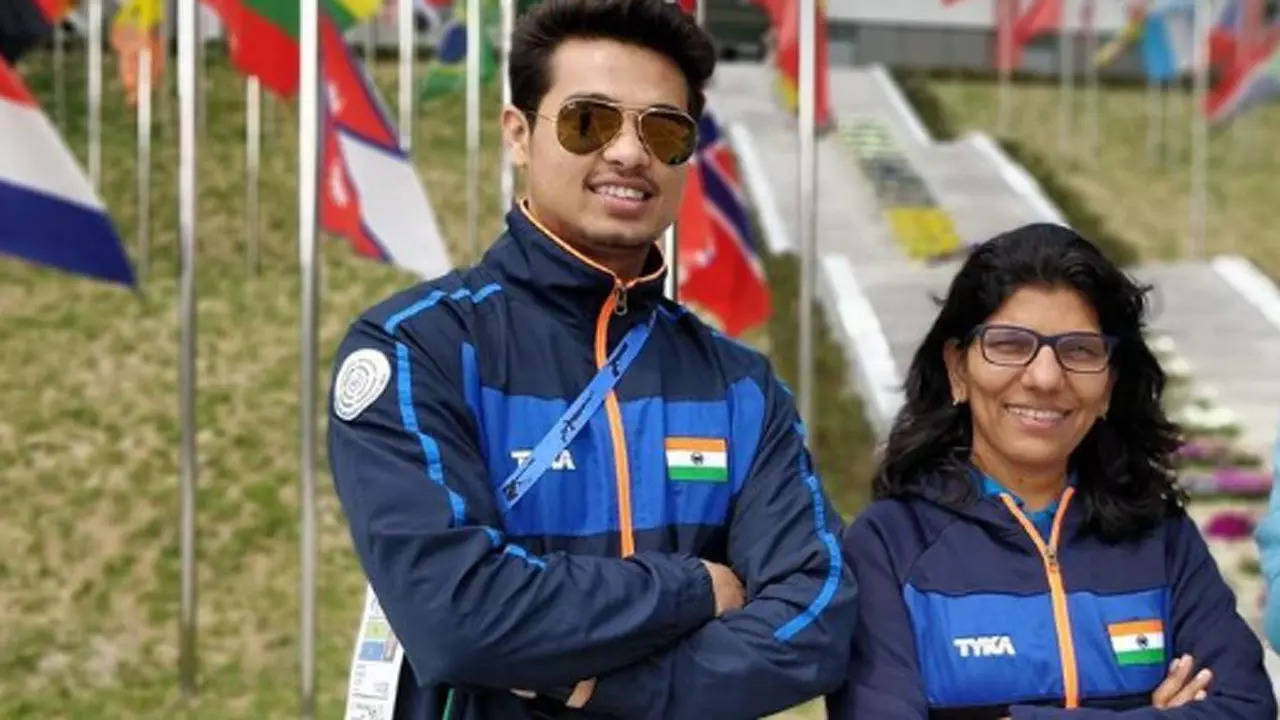 Swapnil Kusale medal hands coach Deepali Deshpande dream redemption | Paris Olympics 2024 News Swapnil Kusale medal hands coach Deepali Deshpande dream redemption | Paris Olympics 2024 News