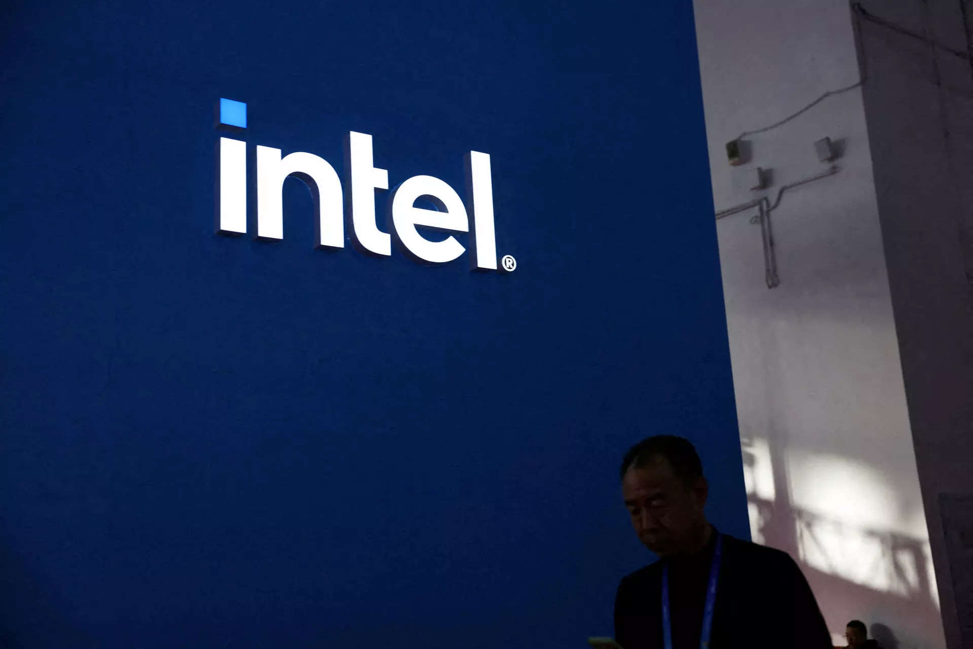 Intel to lay off 15,000 employees in major cost-cutting move Intel to lay off 15,000 employees in major cost-cutting move
