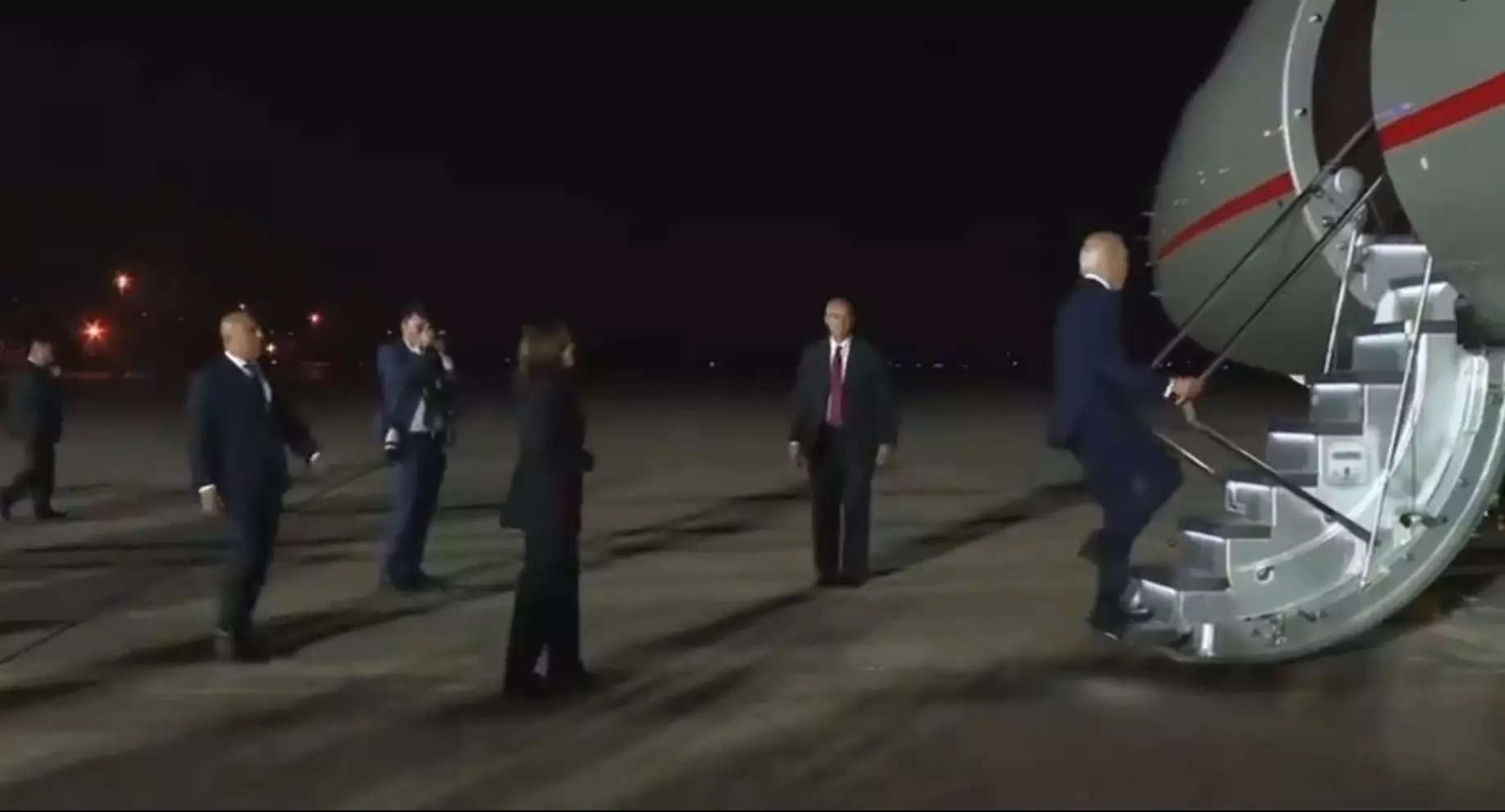 Joe Biden: Did Joe Biden enter empty plane carrying American prisoners from Russia? White House clarifies Joe Biden: Did Joe Biden enter empty plane carrying American prisoners from Russia? White House clarifies