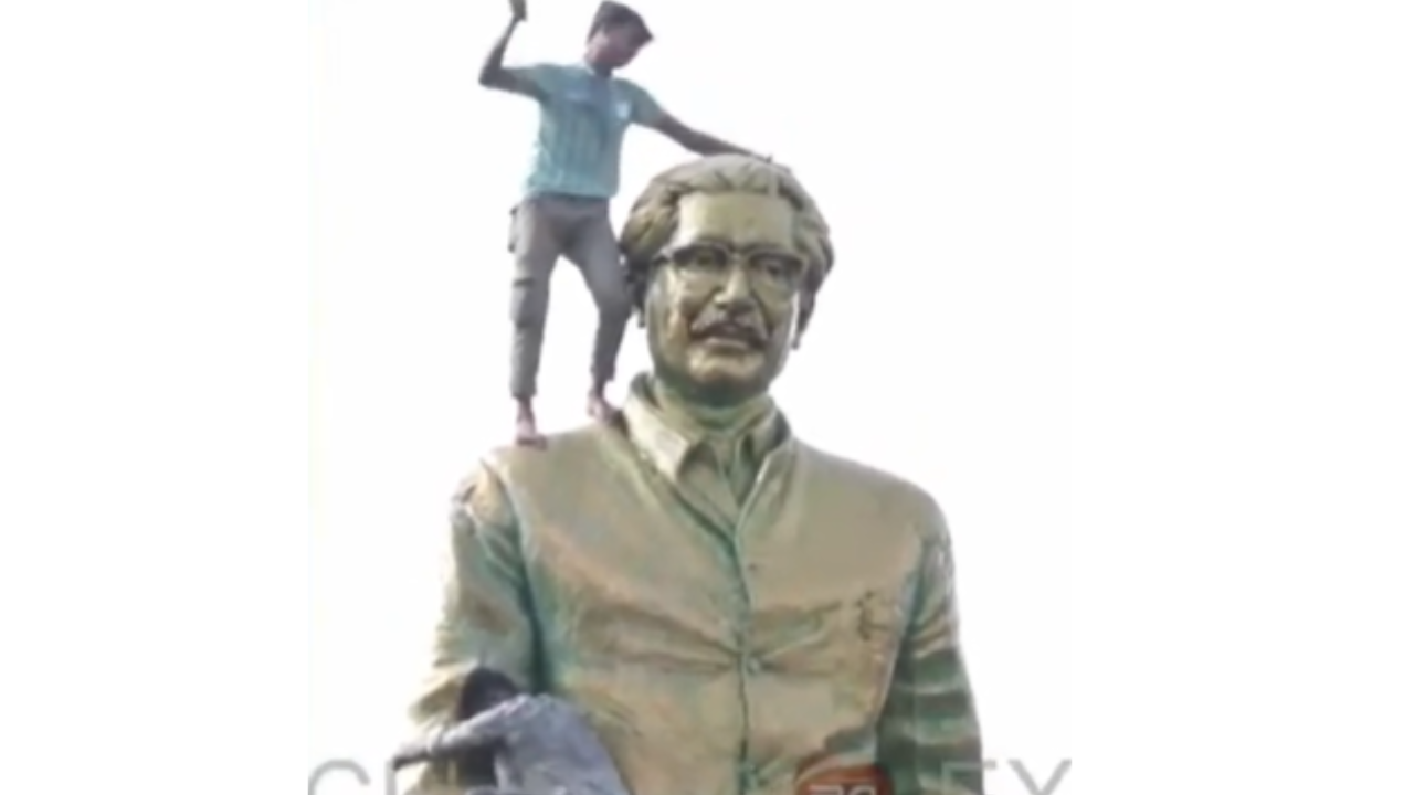 Statue of Sheikh Hasina’s father Sheikh Mujibur Rahman vandalised by protesters Statue of Sheikh Hasina’s father Sheikh Mujibur Rahman vandalised by protesters