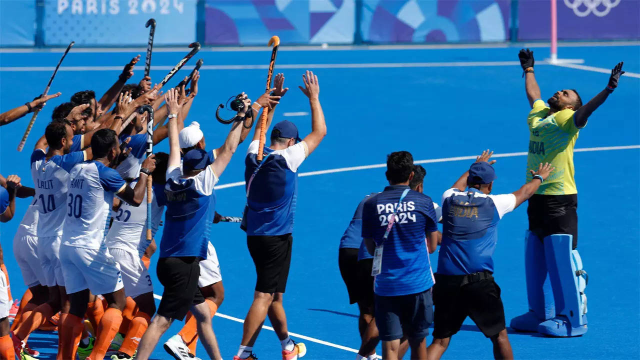Watch: Teammates bow down to PR Sreejesh after victorious last dance, skipper Harmanpreet lifts him on shoulder | Paris Olympics 2024 News