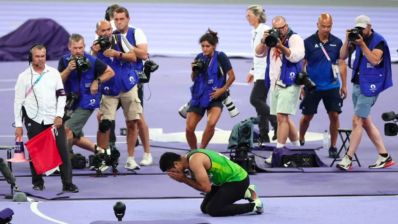 Watch: Arshad Nadeem breaks down after his historic Olympic gold for Pakistan in Paris | Paris Olympics 2024 News
