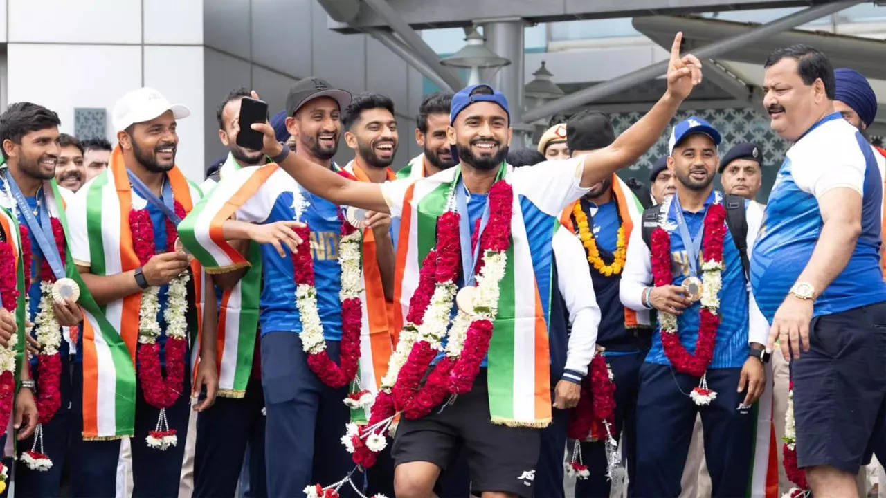 Watch: Pilot welcomes India’s Olympic bronze medal-winning hockey team aboard, fans greet players back home from Paris with beats of ‘dhol’ | Paris Olympics 2024 News