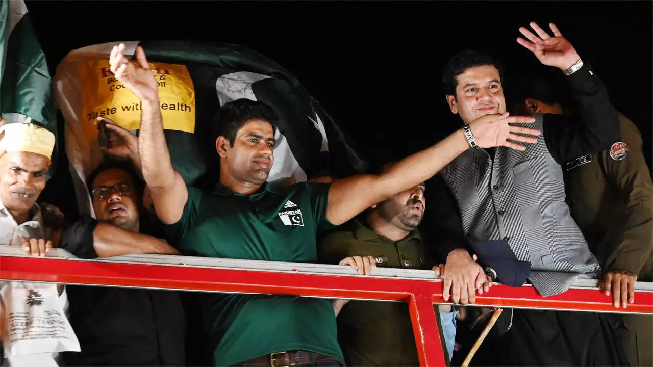 Arshad Nadeem: Watch: Arshad Nadeem receives hero’s welcome in Pakistan after historic Olympic gold in Paris | Paris Olympics 2024 News Arshad Nadeem: Watch: Arshad Nadeem receives hero’s welcome in Pakistan after historic Olympic gold in Paris | Paris Olympics 2024 News