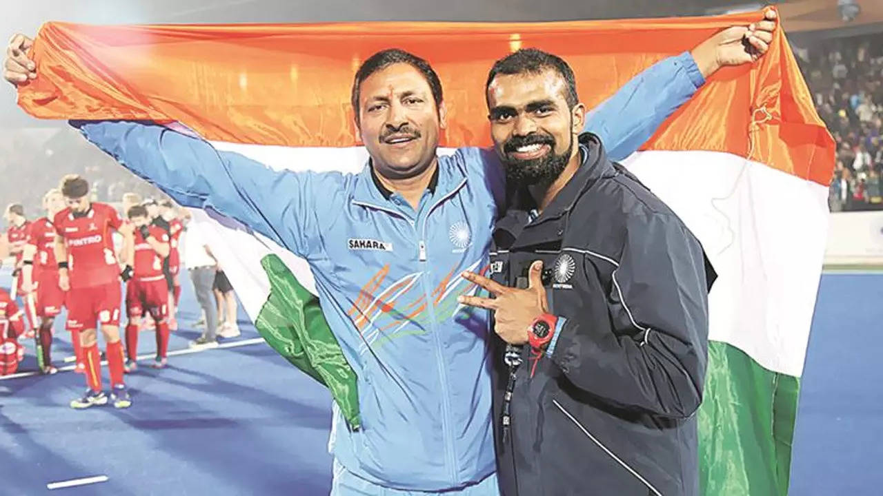 When Harendra Singh choked with emotion at PR Sreejesh’s felicitation | Hockey News When Harendra Singh choked with emotion at PR Sreejesh’s felicitation | Hockey News