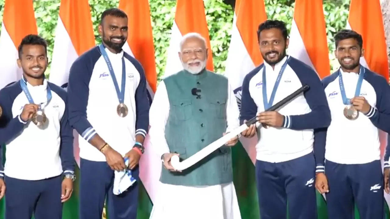 Manu Bhaker explains about pistol, hockey team presents signed stick as PM Narendra Modi meets Olympics contingent | Paris Olympics 2024 News Manu Bhaker explains about pistol, hockey team presents signed stick as PM Narendra Modi meets Olympics contingent | Paris Olympics 2024 News