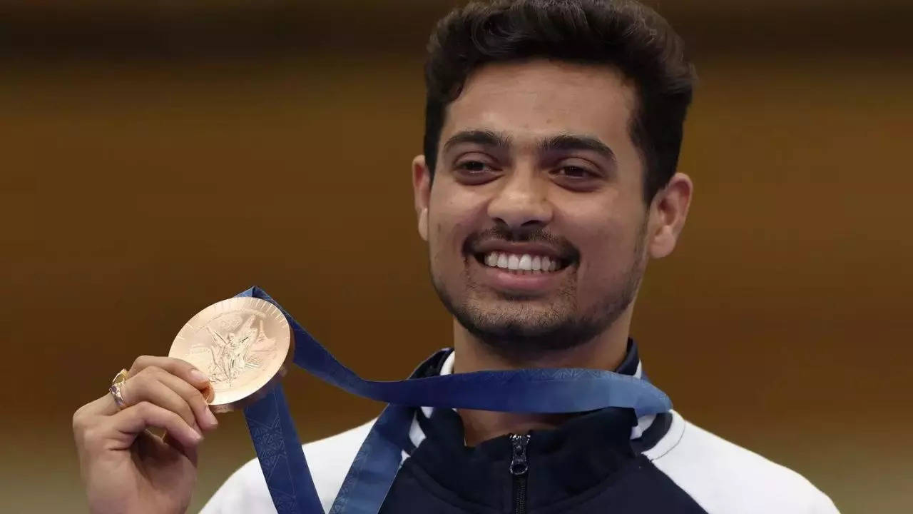 Olympic medallist Swapnil Kusale gifts PM Modi an idol of Lord Ganesha | Paris Olympics 2024 News Olympic medallist Swapnil Kusale gifts PM Modi an idol of Lord Ganesha | Paris Olympics 2024 News