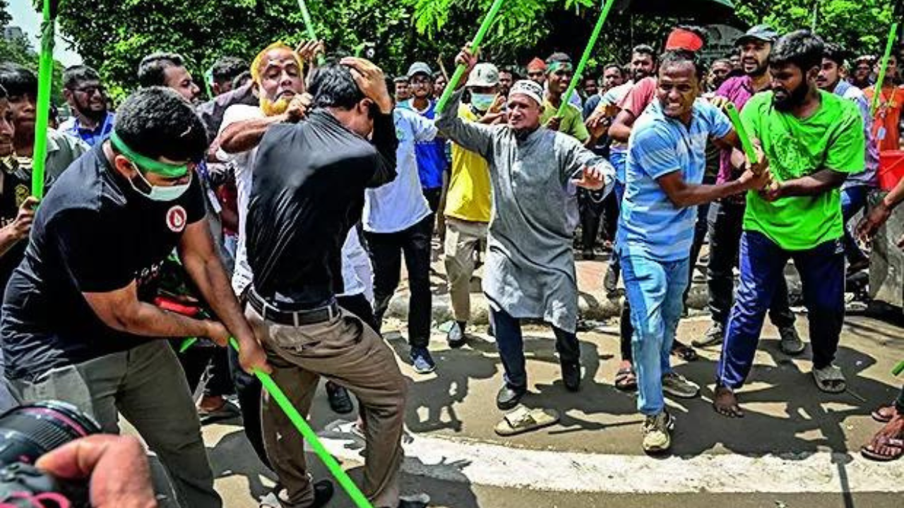 Mob attacks, bars people from paying tribute to Mujibur Rahman Mob attacks, bars people from paying tribute to Mujibur Rahman