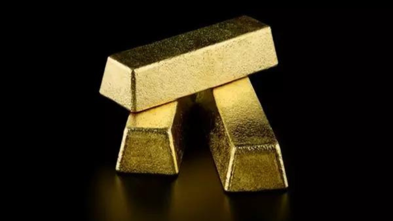 Spot gold rises to ,500 an ounce for first time
