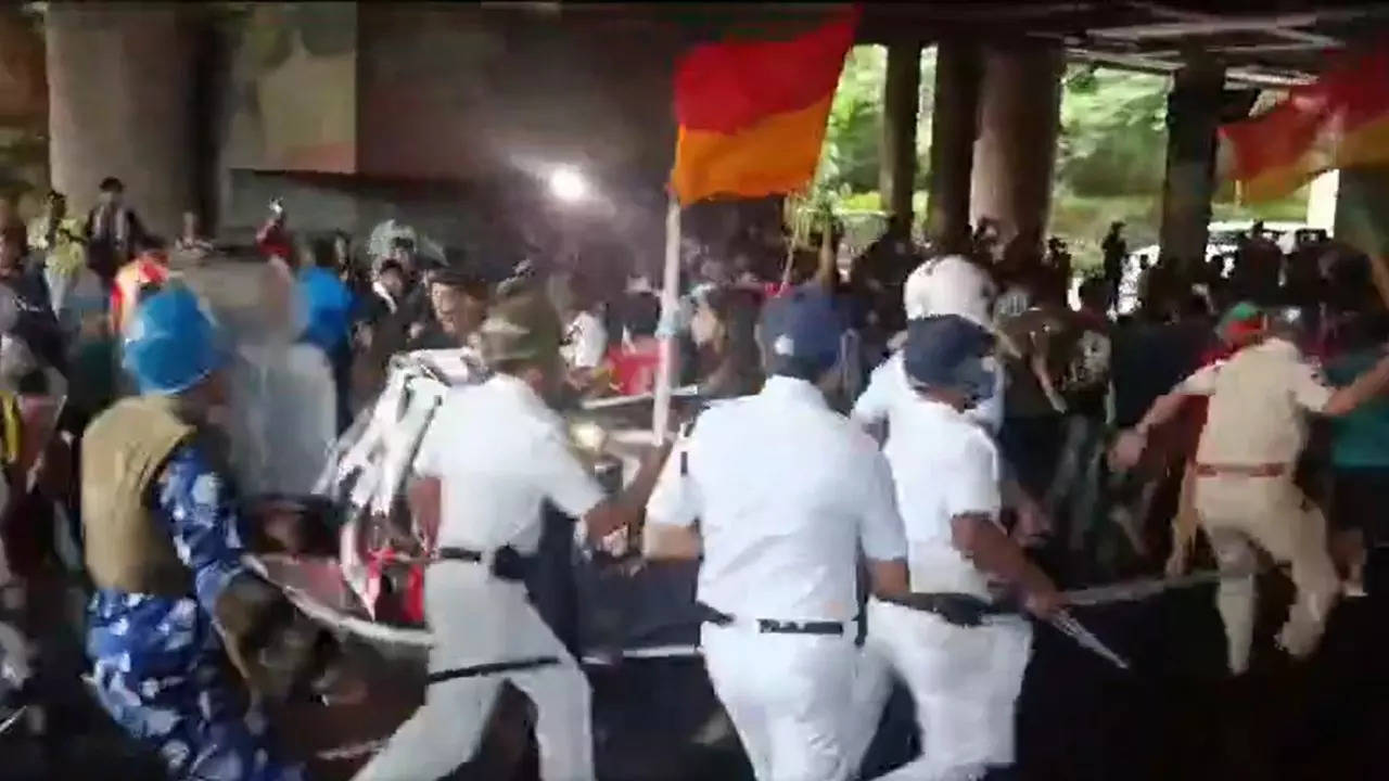 Police lathi-charge East Bengal, Mohun Bagan and Mohammedan fans seeking justice for RG Kar victim in Kolkata | Football News Police lathi-charge East Bengal, Mohun Bagan and Mohammedan fans seeking justice for RG Kar victim in Kolkata | Football News