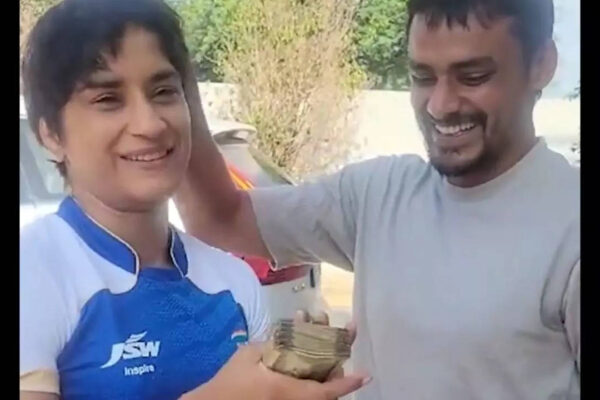 ‘Pichle saal Rs 500 diye the’: Vinesh Phogat shows off money received during Raksha Bandhan celebration. Watch ‘Pichle saal Rs 500 diye the’: Vinesh Phogat shows off money received during Raksha Bandhan celebration. Watch
