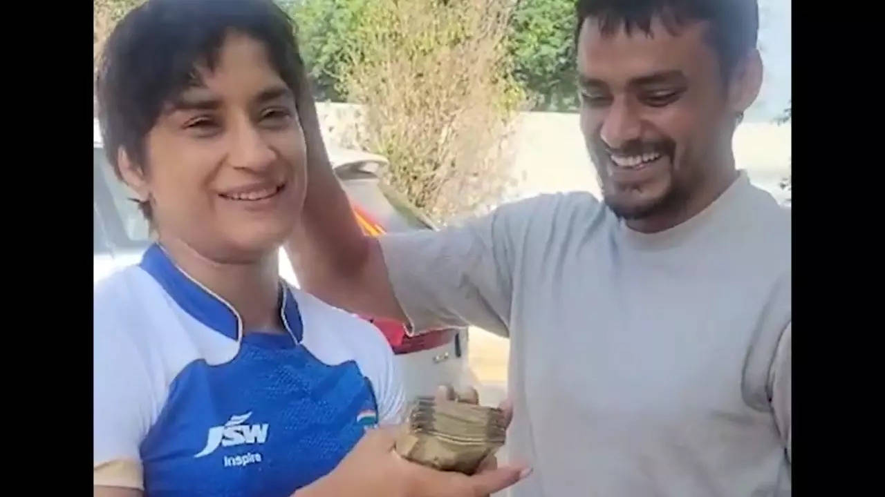 ‘Pichle saal Rs 500 diye the’: Vinesh Phogat shows off money received during Raksha Bandhan celebration. Watch ‘Pichle saal Rs 500 diye the’: Vinesh Phogat shows off money received during Raksha Bandhan celebration. Watch