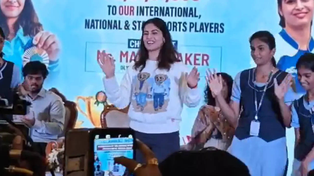 In never-seen-before avatar, double-Olympic medallist Manu Bhaker grooves to ‘Kala Chashma’ | Paris Olympics 2024 News In never-seen-before avatar, double-Olympic medallist Manu Bhaker grooves to ‘Kala Chashma’ | Paris Olympics 2024 News