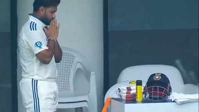 Watch: In an heart-warming video, Rishabh Pant seen praying to his bat, gloves and helmet | Cricket News Watch: In an heart-warming video, Rishabh Pant seen praying to his bat, gloves and helmet | Cricket News