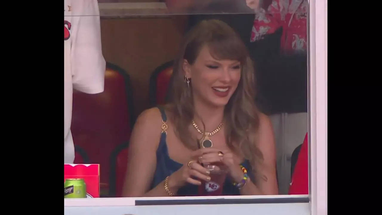Taylor Swift cheers on boyfriend Travis Kelce at Arrowhead Stadium as Kansas City Chiefs open NFL season – Watch | NFL News Taylor Swift cheers on boyfriend Travis Kelce at Arrowhead Stadium as Kansas City Chiefs open NFL season – Watch | NFL News