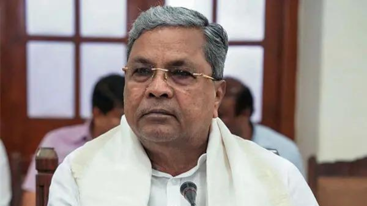 Watch: Siddaramaiah’s security breached as man runs towards stage Watch: Siddaramaiah’s security breached as man runs towards stage