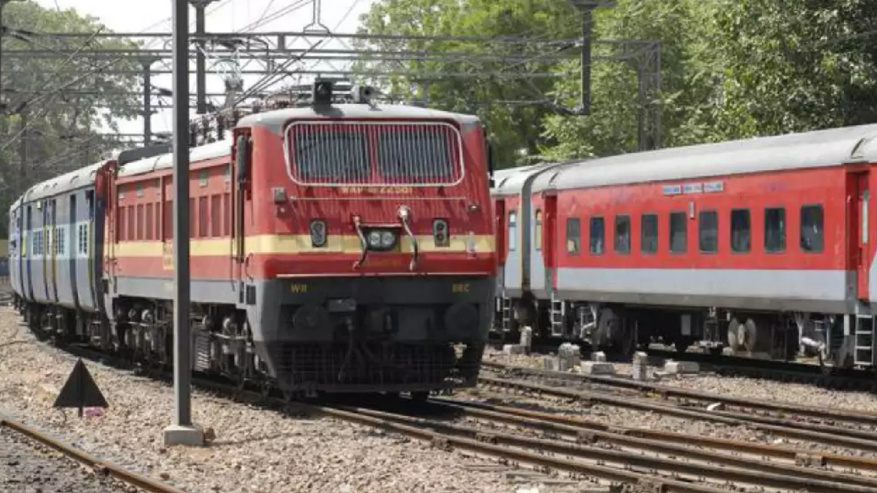 Attempt to derail Delhi bound Swatantrata Senani Express, engine goes defunct after hitting wooden log kept on track | India News Attempt to derail Delhi bound Swatantrata Senani Express, engine goes defunct after hitting wooden log kept on track | India News