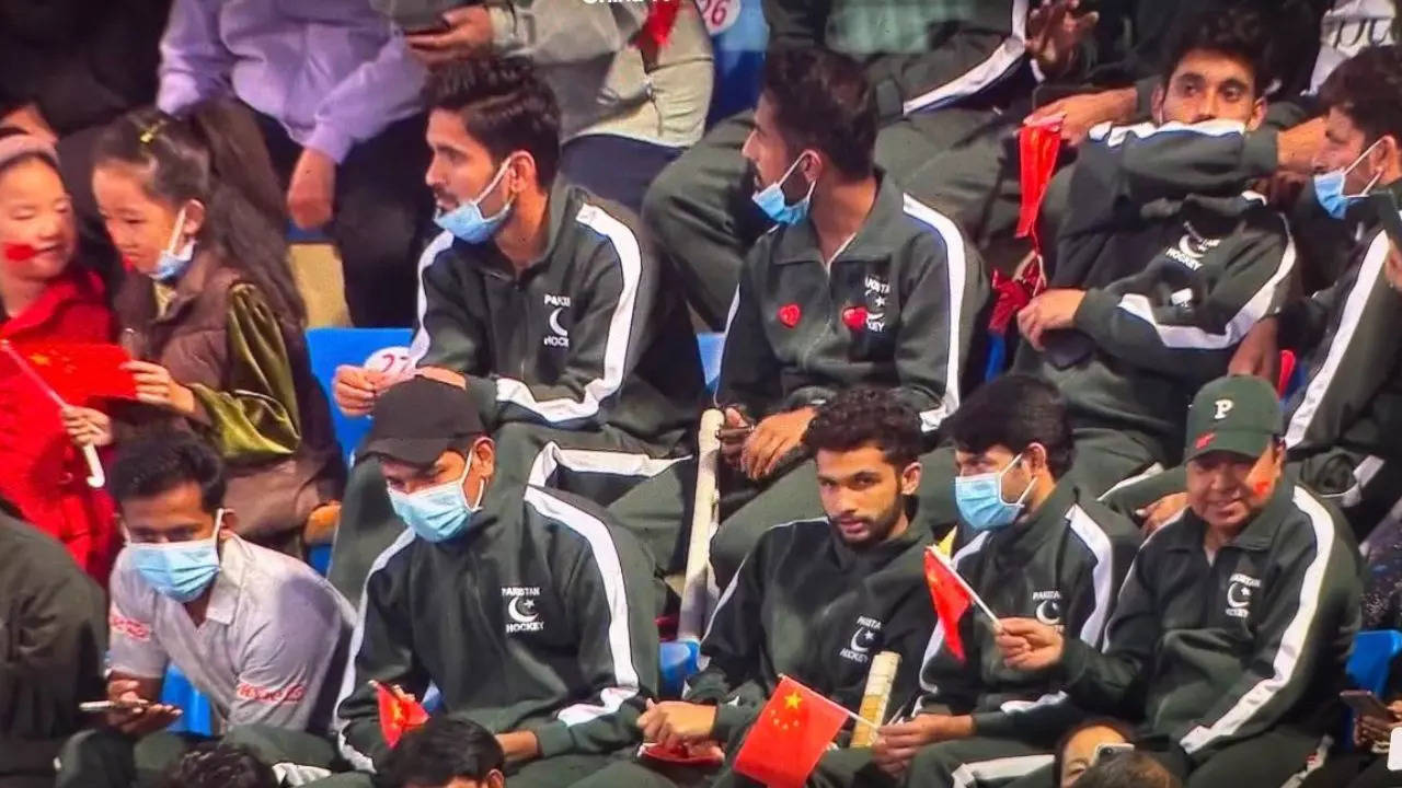 Pakistan players wave Chinese flag during India-China Asian Champions Trophy final | Hockey News Pakistan players wave Chinese flag during India-China Asian Champions Trophy final | Hockey News