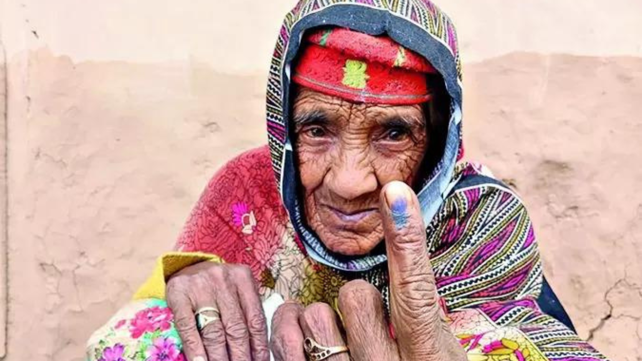 Women turnout exceeds that of men in six J&K seats in Phase-1 | India News Women turnout exceeds that of men in six J&K seats in Phase-1 | India News