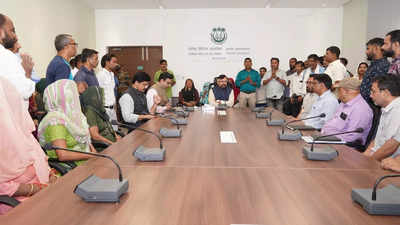 JMI VC Prof. Mazhar Asif fosters inclusivity with historic meeting with sanitation workers JMI VC Prof. Mazhar Asif fosters inclusivity with historic meeting with sanitation workers