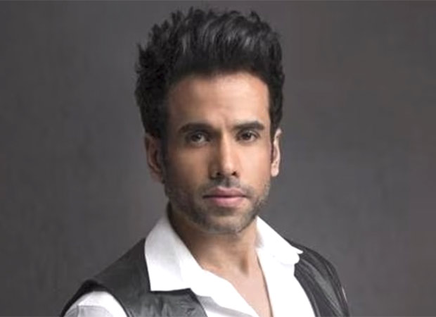 Tusshar Kapoor warns social media fam about his Facebook account being HACKED! : Bollywood News