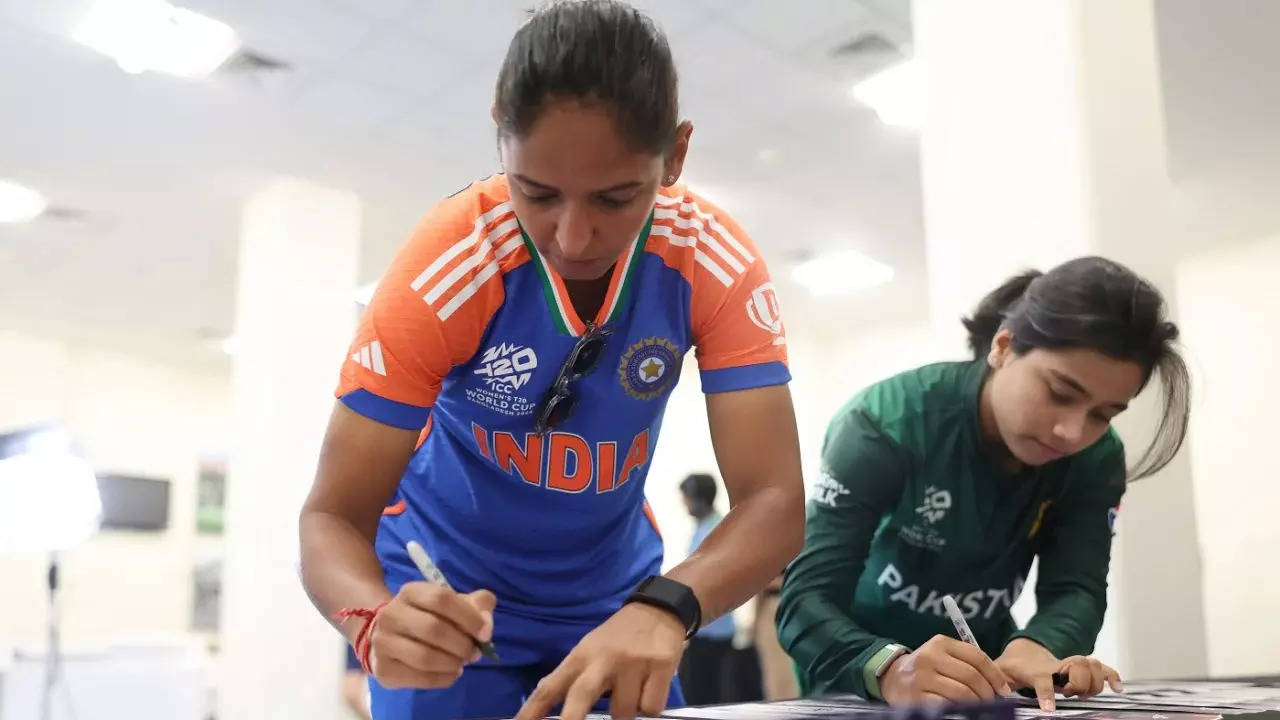 India vs Pakistan Live Score, T20 World Cup 2024: Pakistan captain Fatima Sana wins toss, opts to bat against India in Dubai India vs Pakistan Live Score, T20 World Cup 2024: Pakistan captain Fatima Sana wins toss, opts to bat against India in Dubai